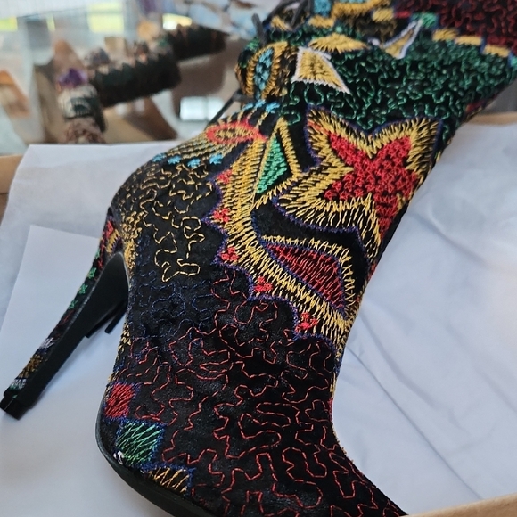 Colorful Embroidered Women's Boots - Picture 3 of 8